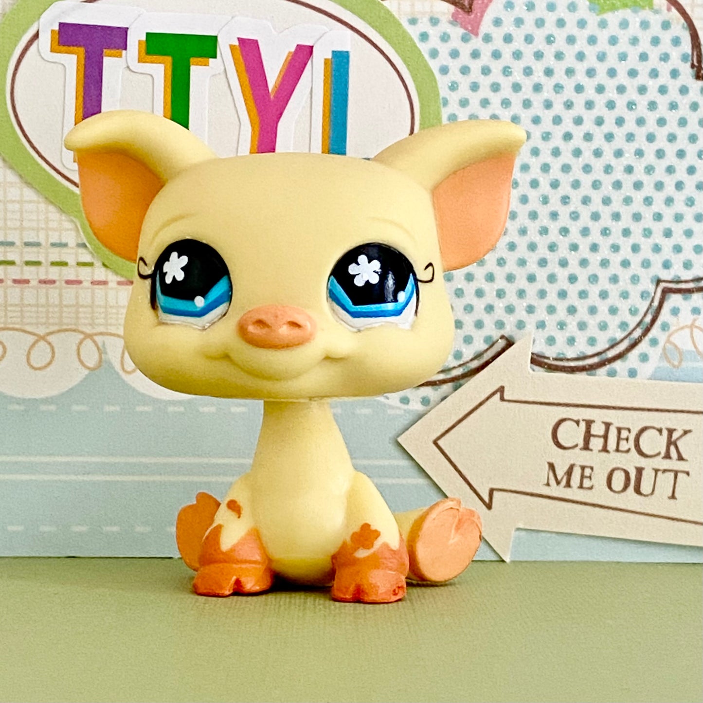 Vintage Authentic Littlest Pet Shop Pig 475 Petting Zoo Yellow Flower Mud