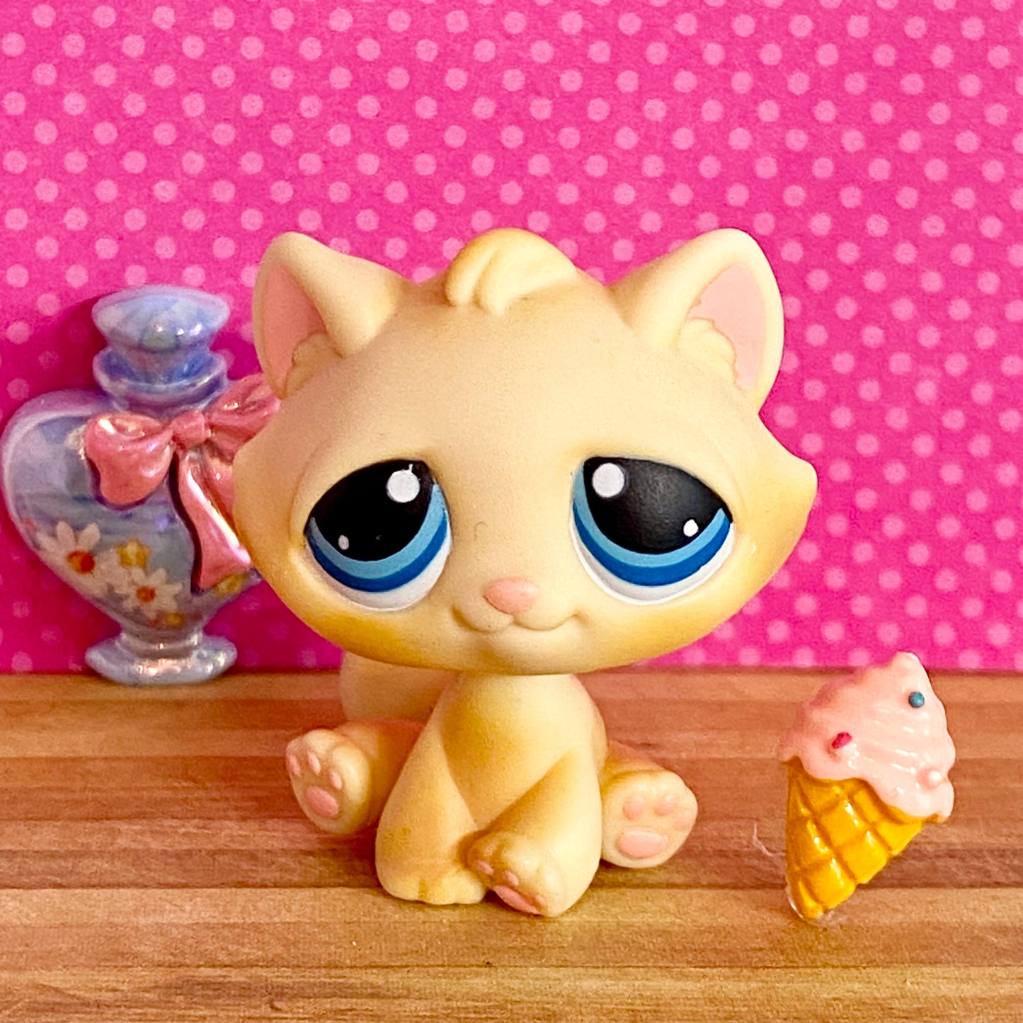 Vintage Authentic Littlest Pet Shop Kitten 122 Yellow Blue