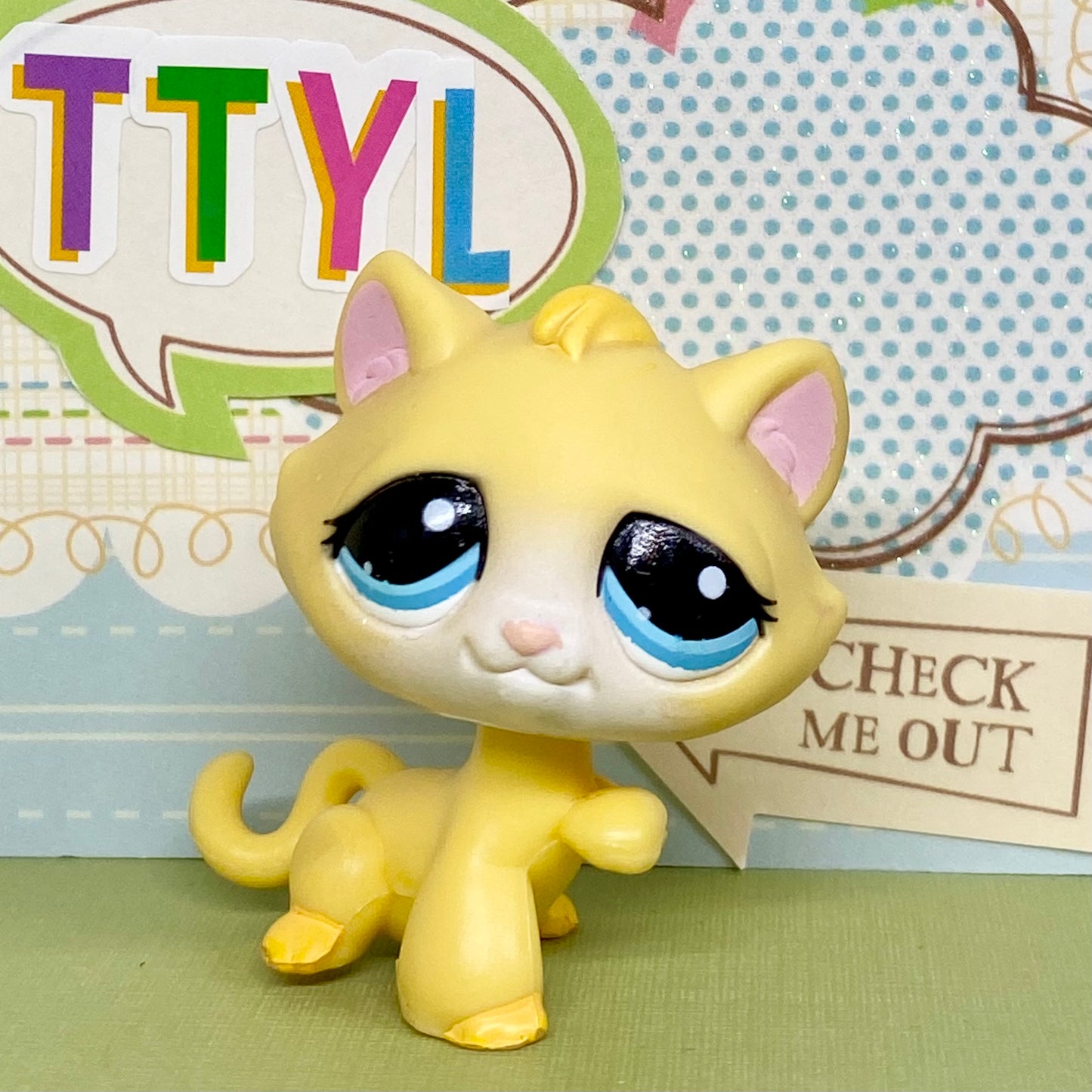 Vintage Authentic Littlest Pet Shop LPS Cat Kitten 1035 Happiest Blue Yellow