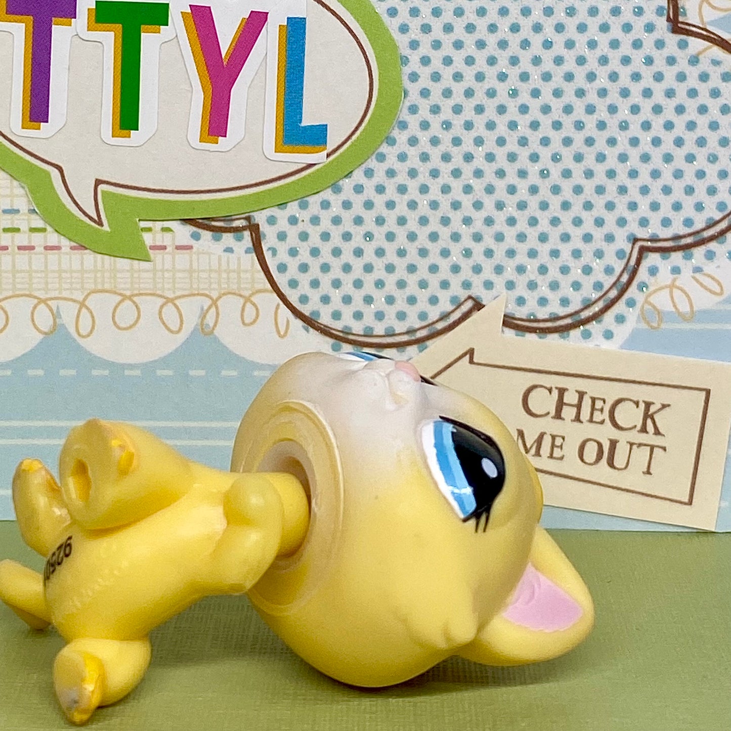 Vintage Authentic Littlest Pet Shop LPS Cat Kitten 1035 Happiest Blue Yellow