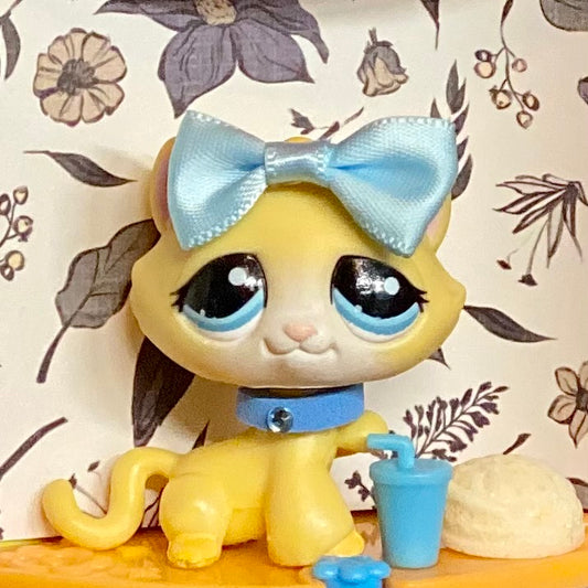 Vintage Authentic Littlest Pet Shop LPS Cat Kitten 1035 Happiest Blue Yellow