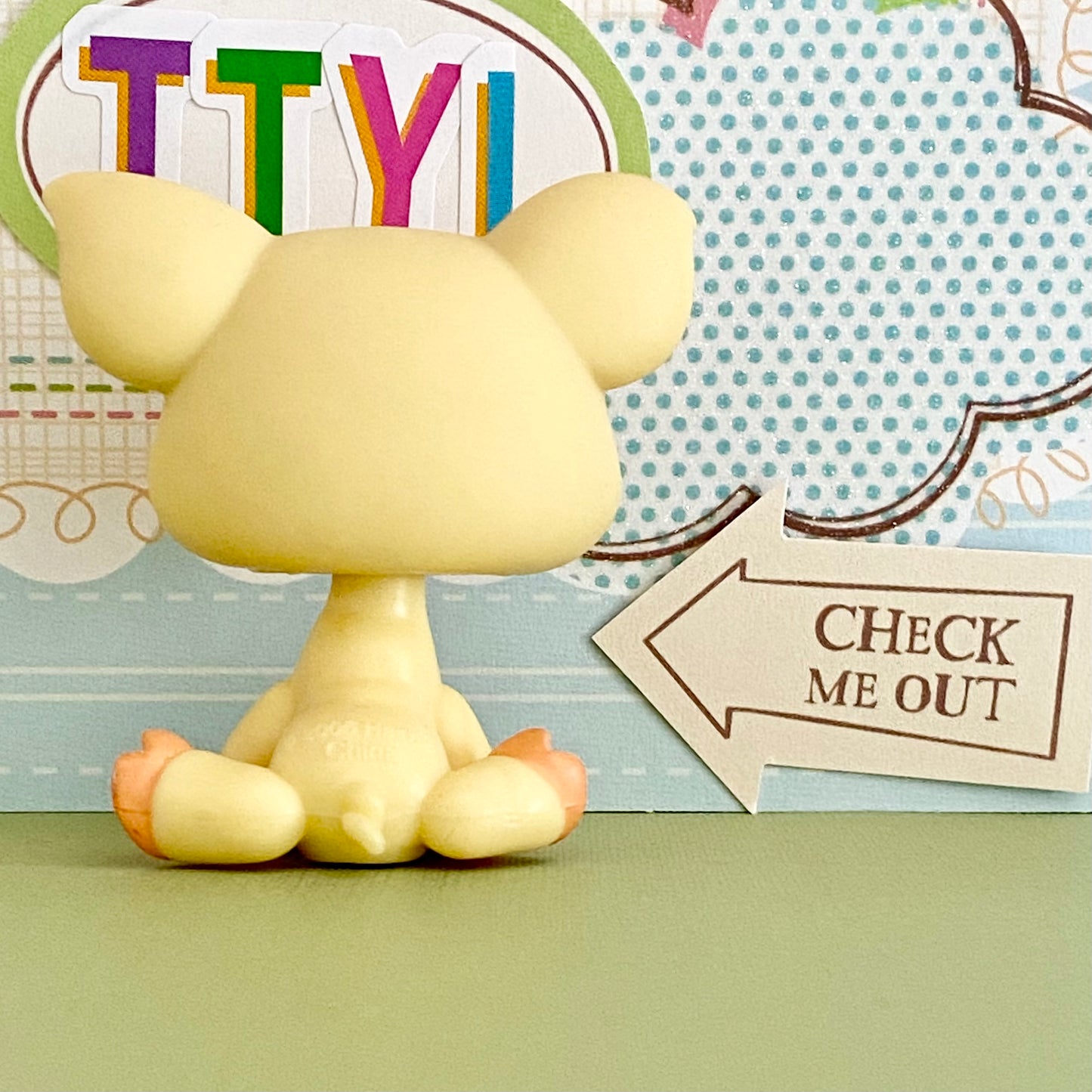 Vintage Authentic Littlest Pet Shop Pig 475 Petting Zoo Yellow Flower Mud